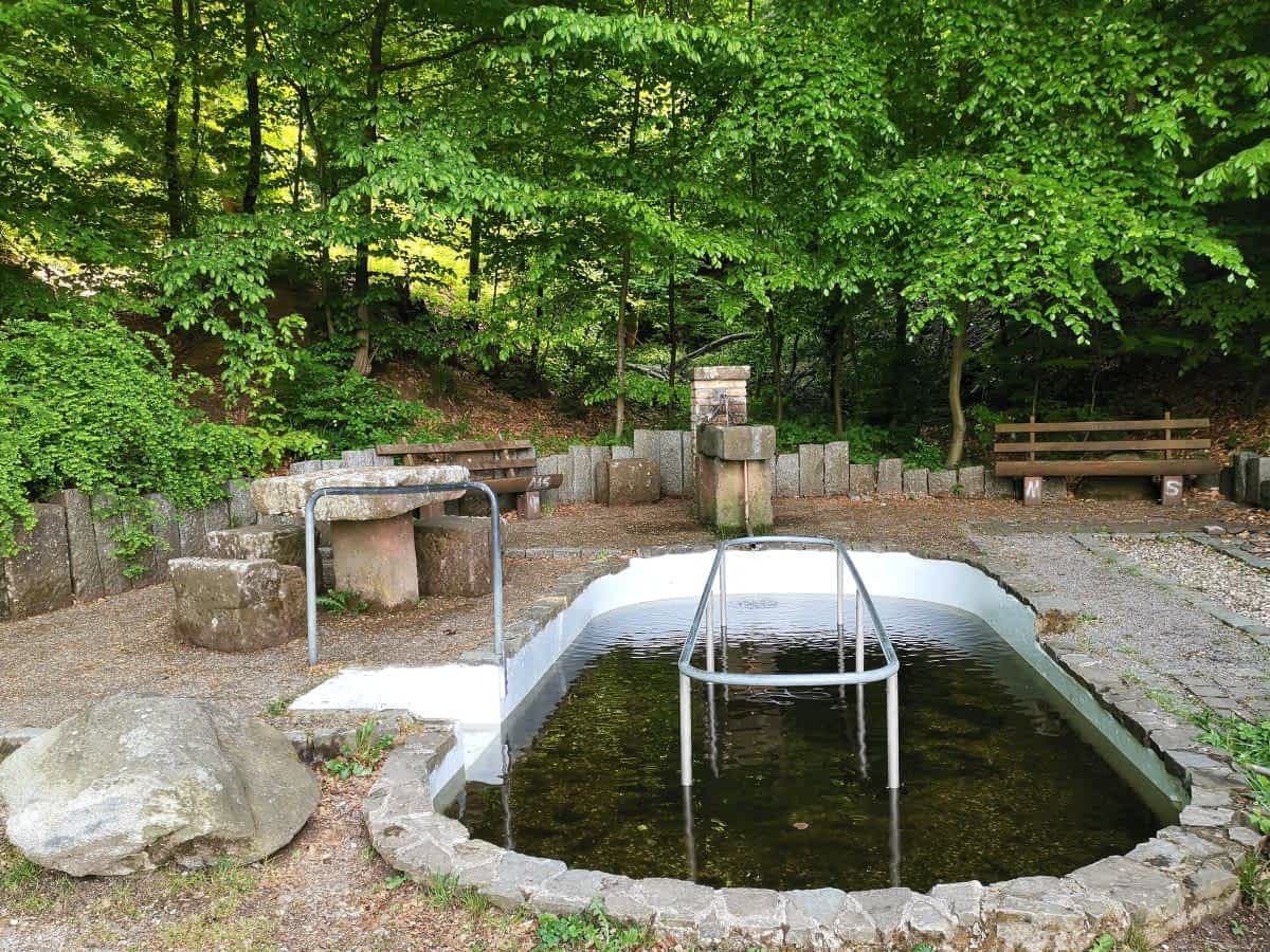 Kneipp-Anlage am Grambach bei Birkenau mit Wassertretbecken und Sitzbänken
