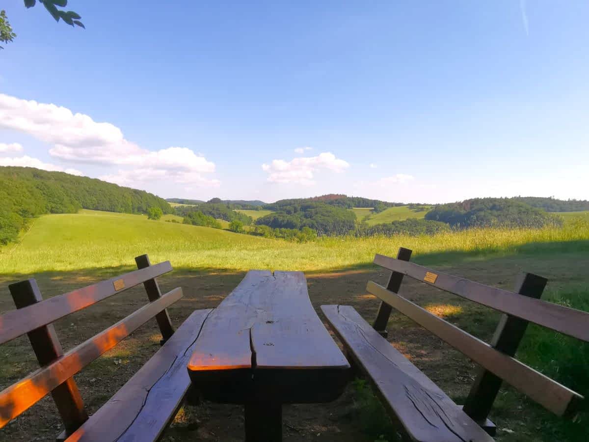 Picknickplatz auf der Hohen Harth mit weitem Blick über den Odenwald bei Birkenau