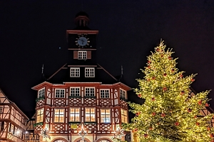 Zum Nikolausmarkt in Heppenheim wird es weihnachtlich in der Altstadt. Das Ambiente am historischen Marktplatz und rundherum in den kleinen Gassen ist heimelig und gemütlich. Anstelle lauter Musik aus Lautsprechern erklingen traditionelle Weihnachtslieder, live. 