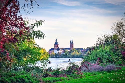 [title] - Ein herrliches Ausflugsziel ist Seligenstadt. Das Städtchen am Main hat ein besonderes Flair. Die gemütliche Altstadt, die Klosteranlage, kleine Geschäfte, Cafés und Restaurants laden zum Verweilen ein.  