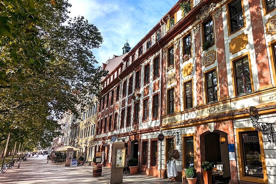 In den barocken Bürgerhäusern der Neustadt findet man zahlreiche Kunsthandwerker, kleinere Läden und verschiedene Lokale