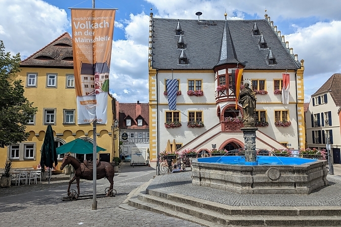 Volkach: Marktplatz mit Marktbrunnen
