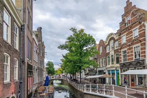 Wer das ursprüngliche Holland sucht, wird Delft lieben. Nur 15 Minuten liegen zwischen dem futuristischen Rotterdam und der idyllischen Puppenstuben-Atmosphäre von Delft.