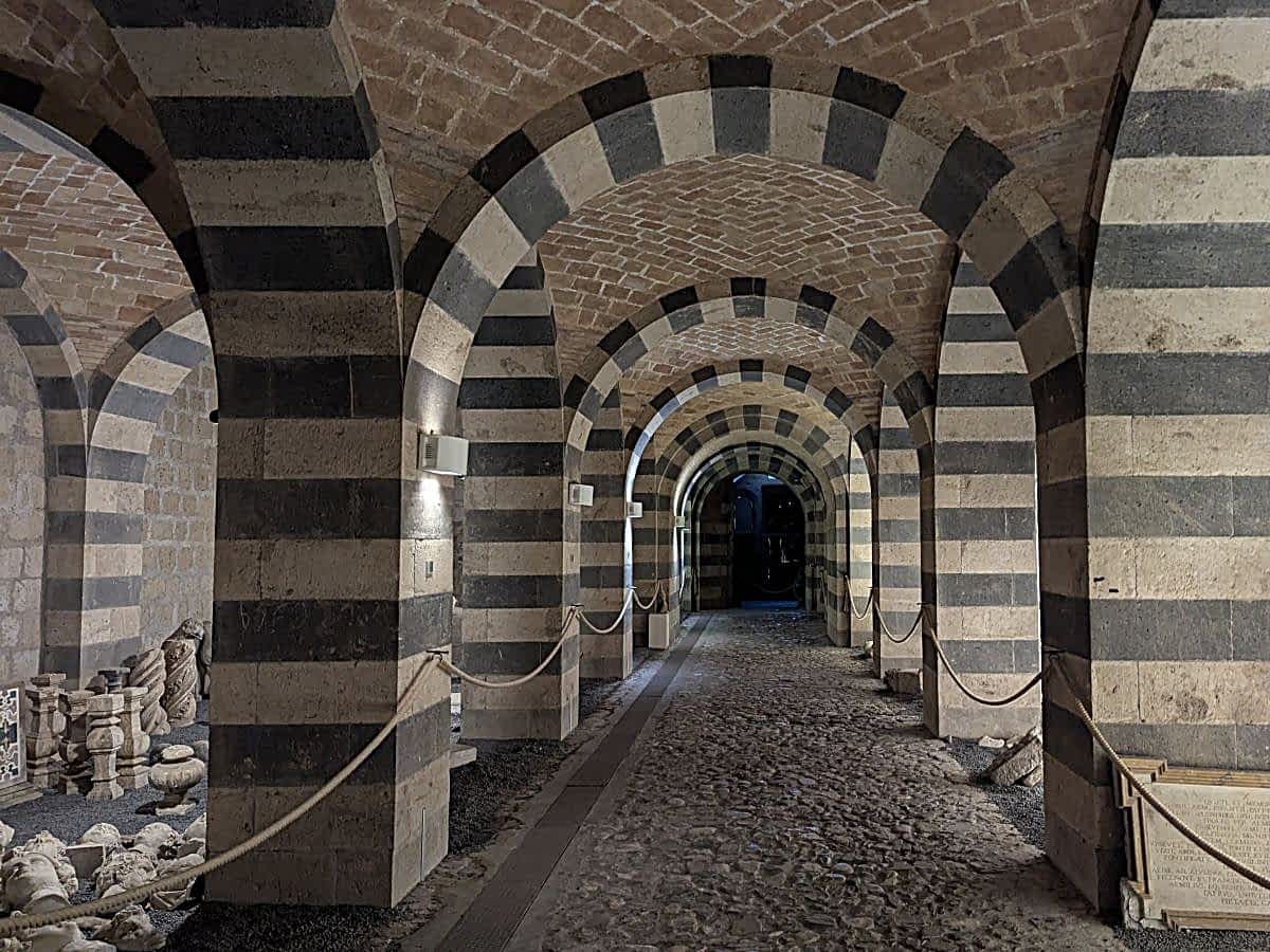 Historische Gänge mit Bögen unter dem Dom.