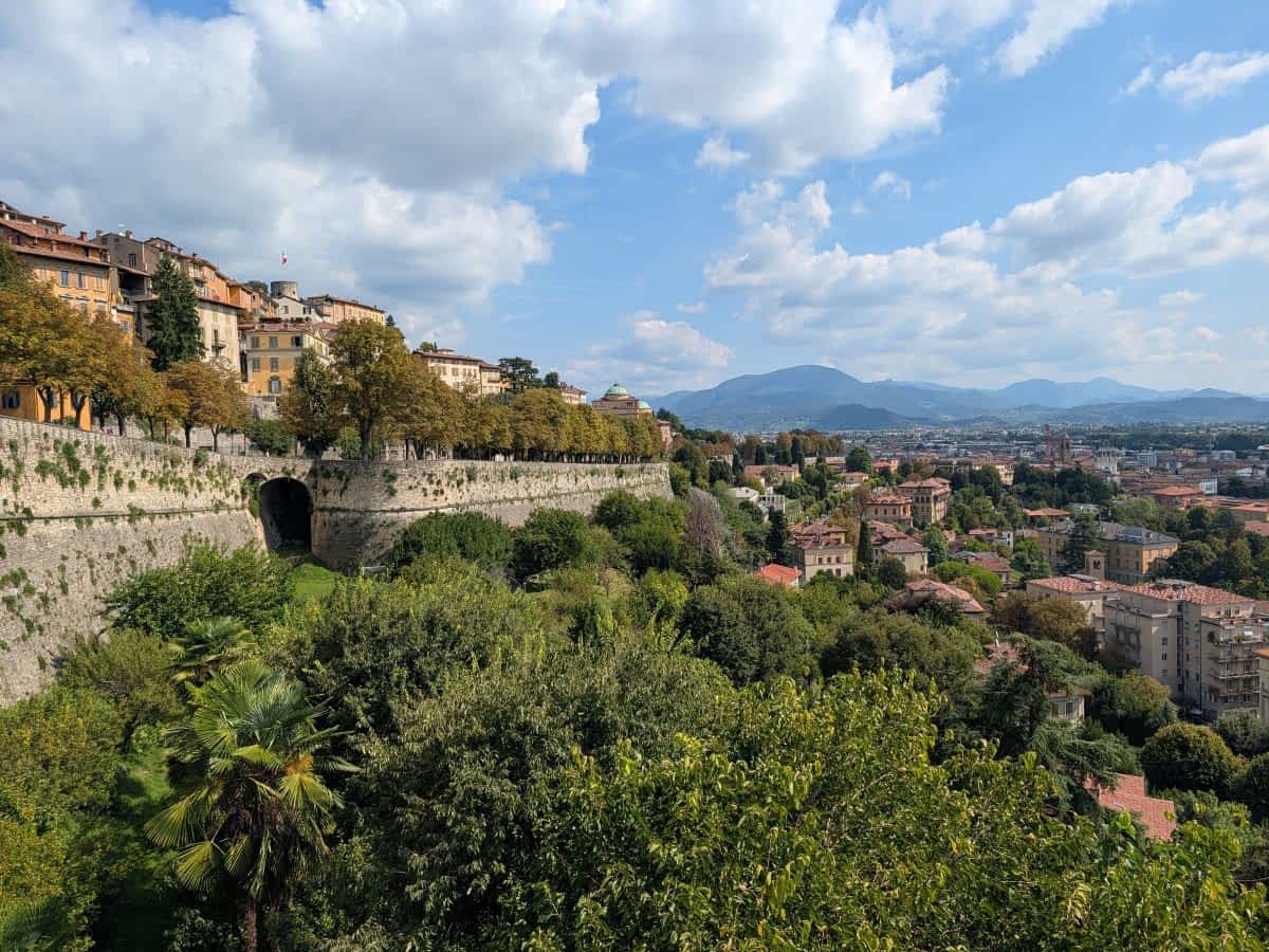 Blick von der Oberstadt Città Alta über Bergamo 