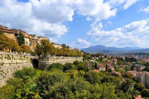 [title] - Eigentlich wollten wir in Bergamo nur unseren Sohn vom Flughafen abholen. Doch weil wir etwas Zeit hatten, machten wir spontan einen Abstecher in die historische Oberstadt – und waren begeistert von den engen Gassen, prachtvollen Plätzen und der besonderen Atmosphäre. <p> ​<strong> Ein lohnenswerter Stopp auf dem Weg zum Gardasee</strong>👉