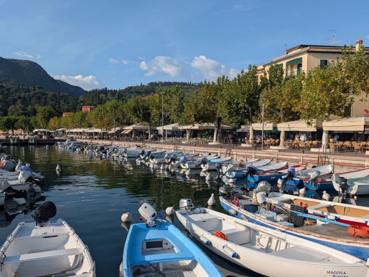 Hafen von Garda am Gardasee mit Booten und Uferpromenade