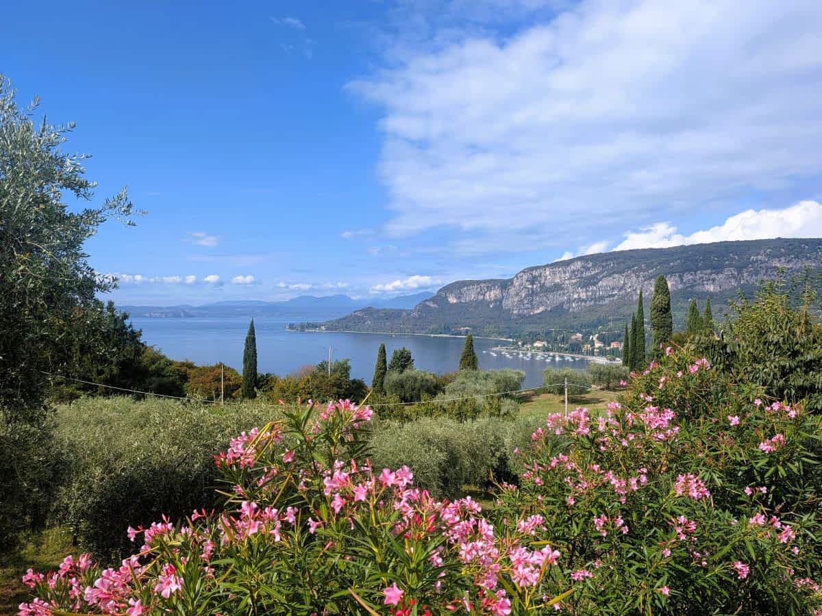 Ausblick bei der Wanderung auf die Rocca di Garda über den Gardasee und die umliegenden Berge