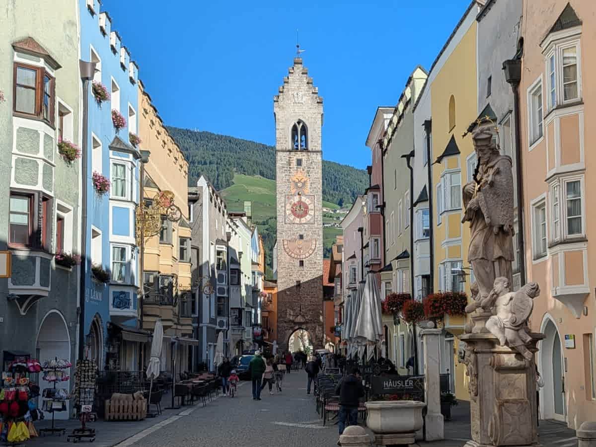 Altstadt von Sterzing in Südtirol mit bunten Häusern und Zwölferturm
