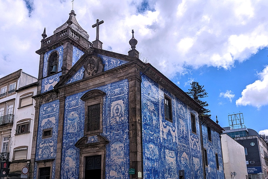 Porto Kirche mit blauen Kacheln - porto capela das almas de sante