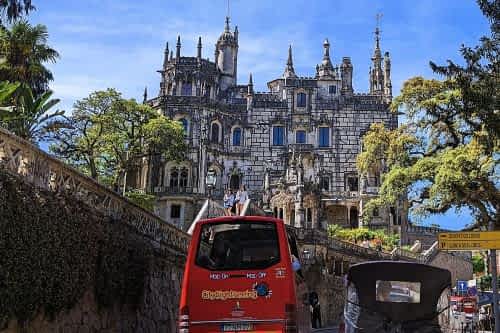 Sintra liegt etwa 30 Kilometer südwestlich von Lissabon. Wir entschieden uns, dort zu übernachten, weil der Ort eine gute Zugverbindung nach Lissabon bietet. Offengestanden ahnten wir aber nicht, was uns dort erwartete.