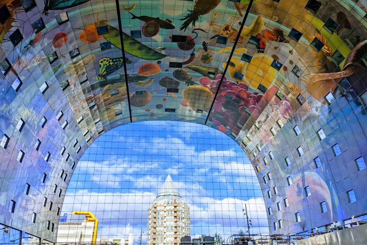 Blick in die Markthal Rotterdam mit dem Deckenkunstwerk Horn of Plenty