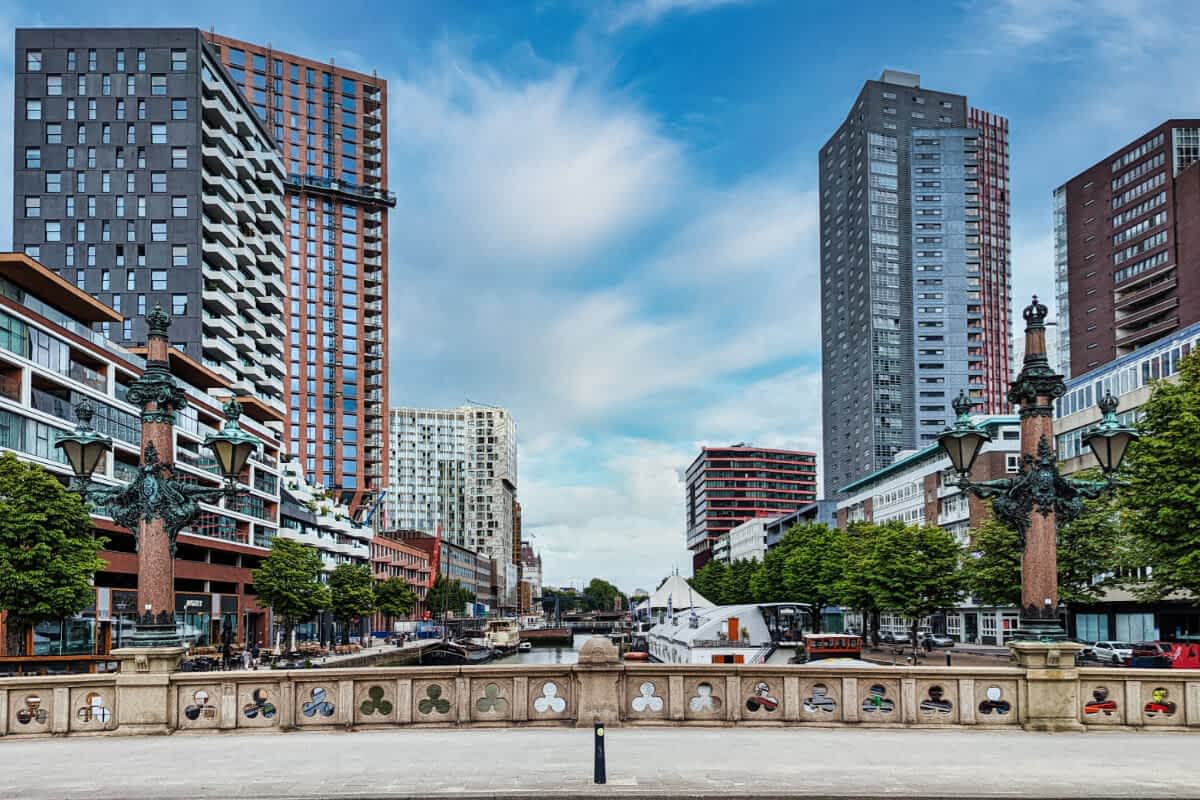 Blick auf Rotterdam von der Regentessebrug mit moderner Architektur
