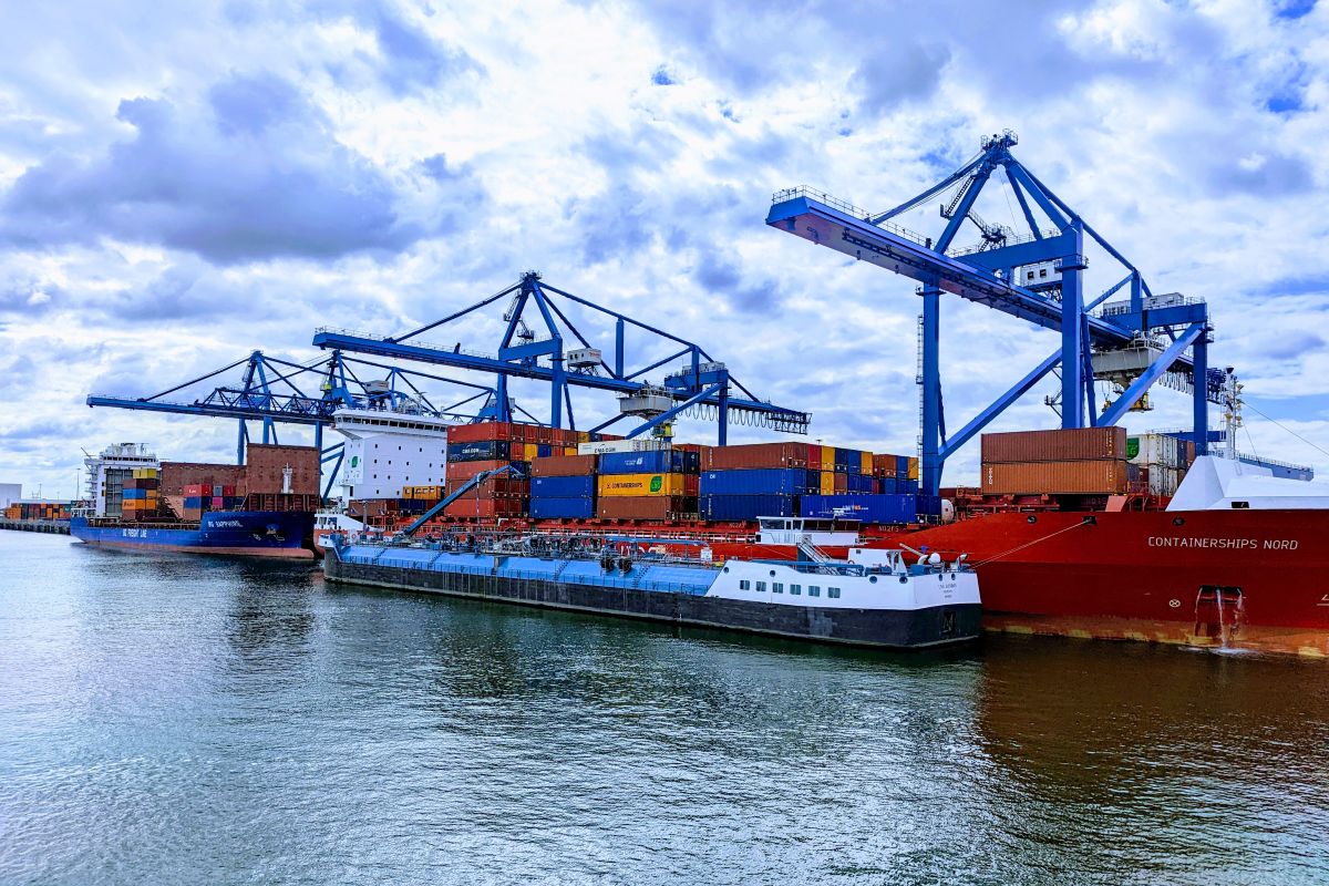 Containerschiffe und Hafenanlagen im Hafen von Rotterdam