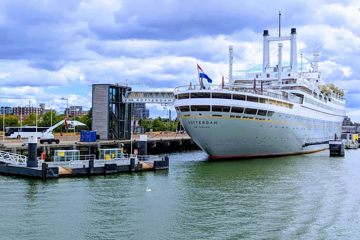 Ehemaliger Luxusliner ss Rotterdam im Hafen von Rotterdam