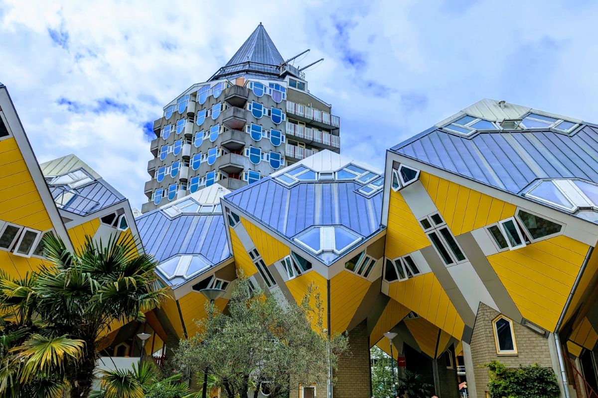 Gelbe, auf der Spitze stehende Kubushäuser des Architekten Piet Blom in Rotterdam