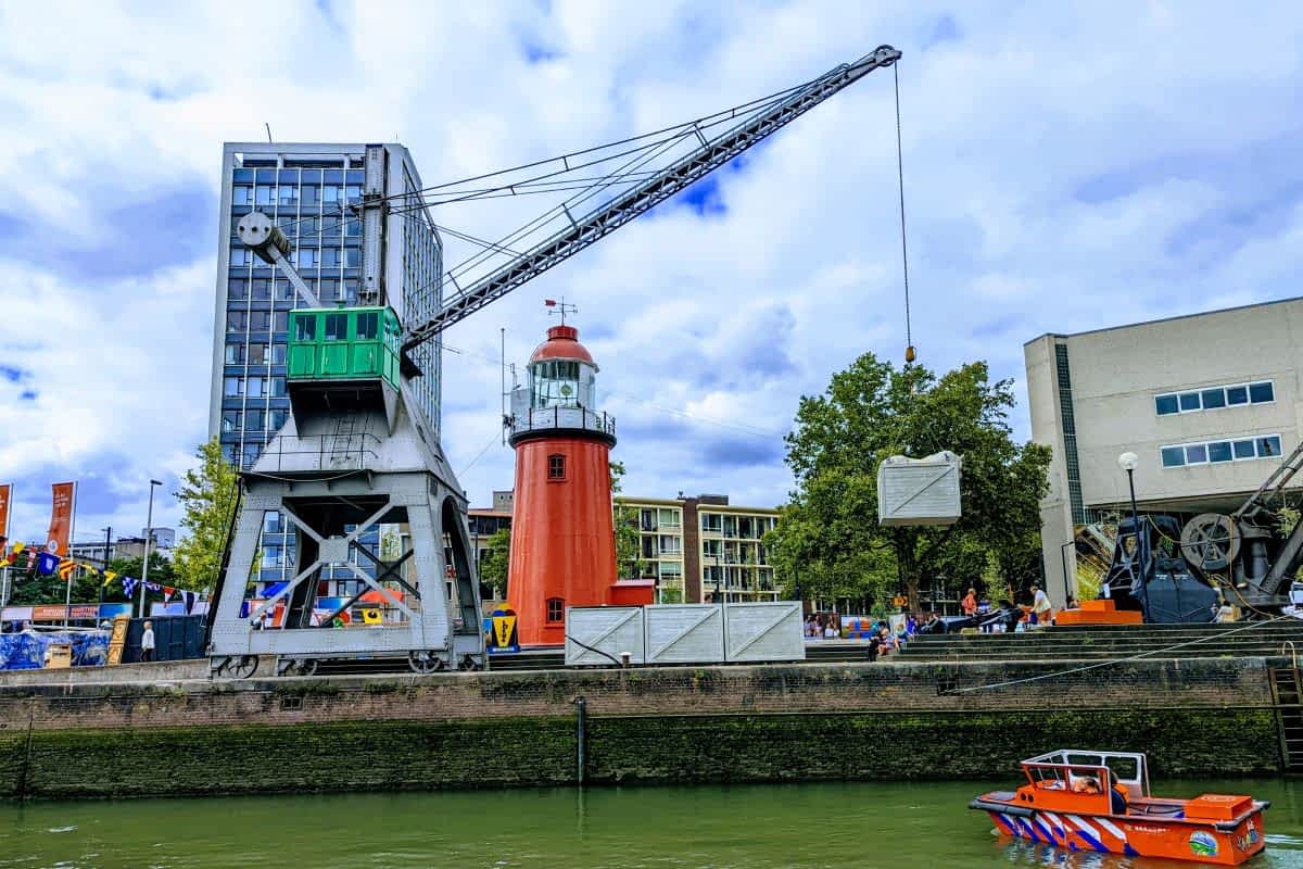 Historischer Leuchtturm und Kräne am Maritiem Museum Rotterdam