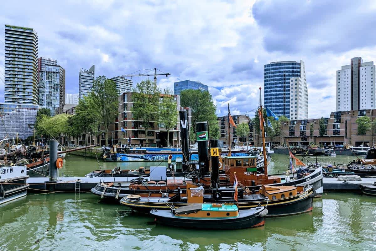 Historische Schiffe im Außenbereich des Maritiem Museum Rotterdam