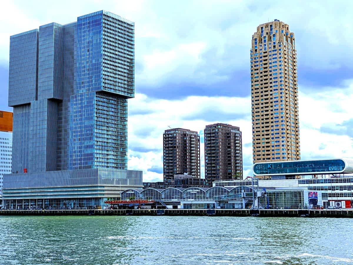Hochhaus De Rotterdam und Skyline am Wilhelminapier