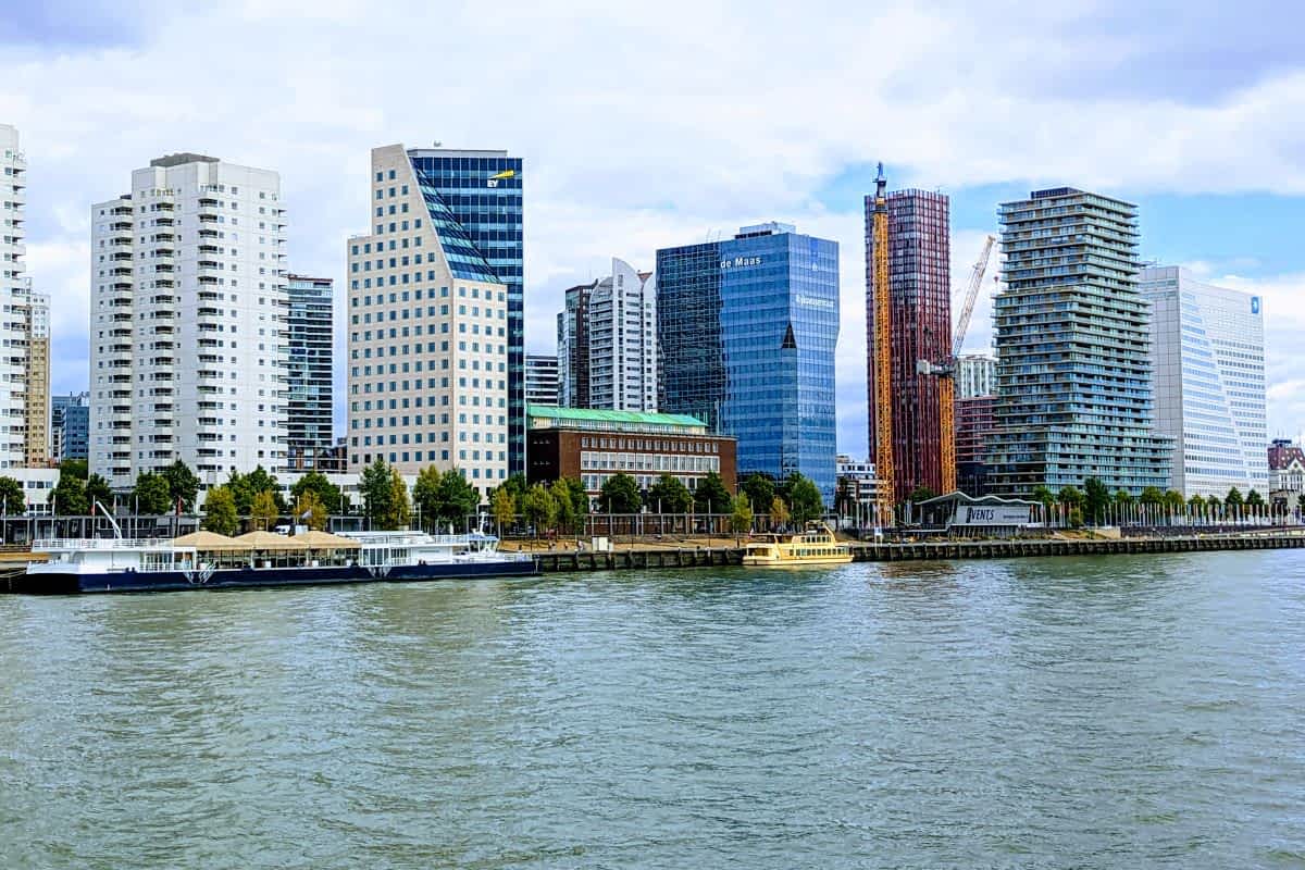 Hochhäuser am Wilhelminapier bei einer Hafenrundfahrt in Rotterdam