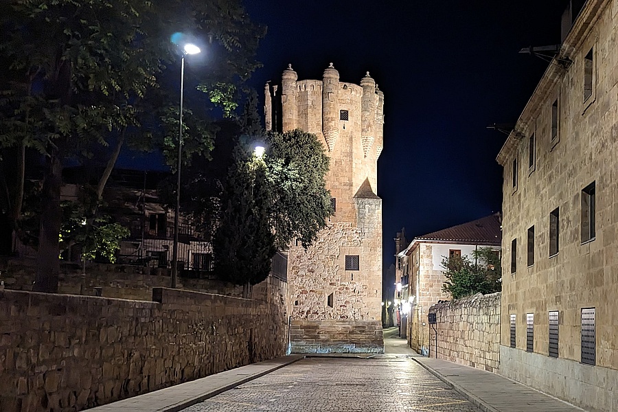 Torre del Clavero bei Nacht