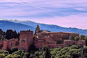[title] - Es gibt Orte, die vergisst man nie. Granada gehört definitiv dazu. Der Besuch der Stadt, vor allem der grandiosen Alhambra mit ihren Palästen und Gärten ist ein herausragendes Highlight jeder Andalusien-Reise. Die Stadt hat aber noch so viel mehr zu bieten. Unsere 10 Tipps für einen Besuch in Granada.<br /><br />