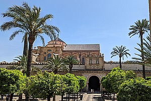 [title] - Prächtige Gärten und Paläste, die atemberaubende  Moschee-Kathedrale, enge Gassen mit weiss-getünchten Häusern und noch viel mehr – Cordoba ist eine Stadt, die man erleben muss.   