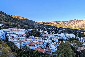 Die weißen Dörfer Andalusiens zählen zu den schönsten Sehenswürdigkeiten Südspaniens und eines davon ist Mijas. Es gehört zur Provinz Malaga und ist nur wenige Kilometer von der Costa del Sol entfernt.