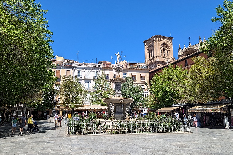 Die Placa de Bib Rambla ist der zentrale Platz Granadas