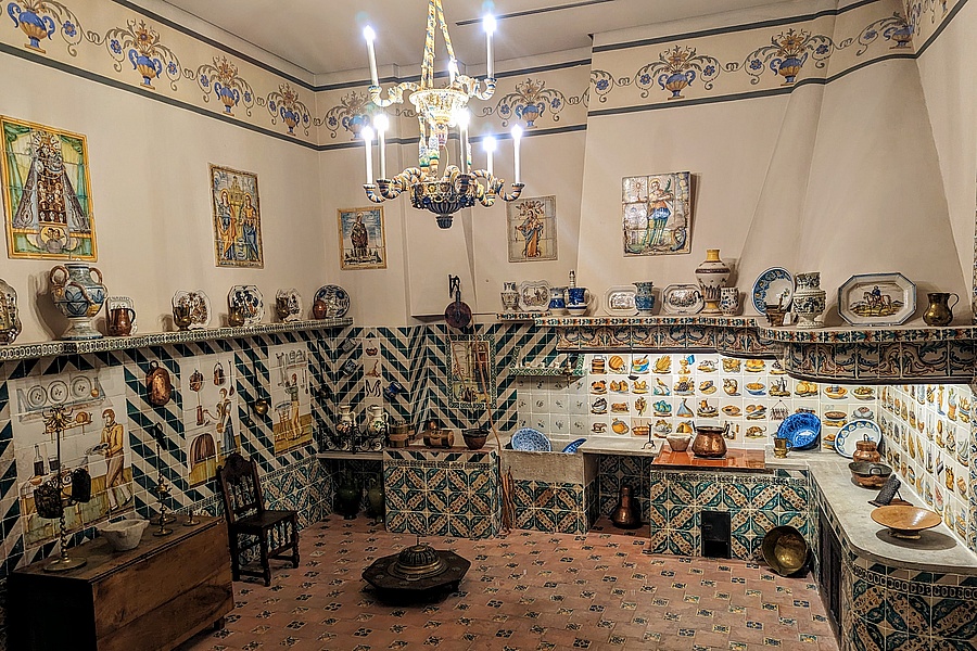 Küche mit Fliesen im Keramikmuseum