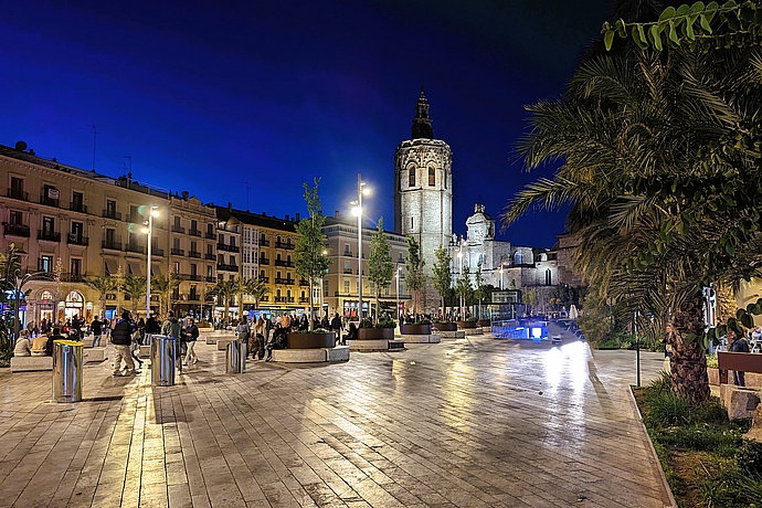 Plaza de la Reina mit Blick auf beleuchtete Kathedrale