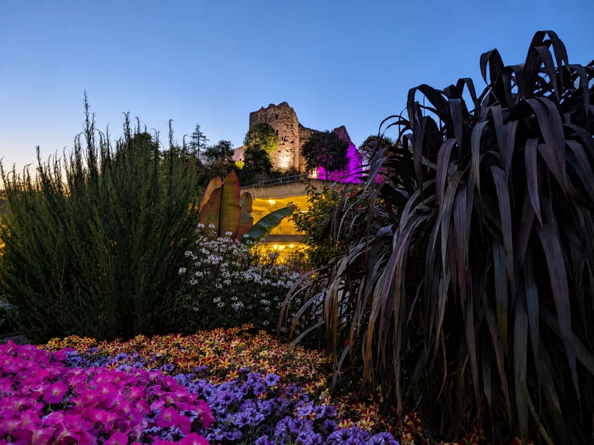 Beleuchtete Burgruine Badenweiler am Abend