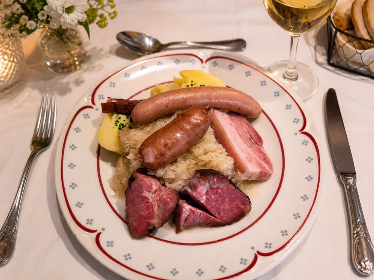 elsass-choucroute-garnie-sauerkrautplatte-