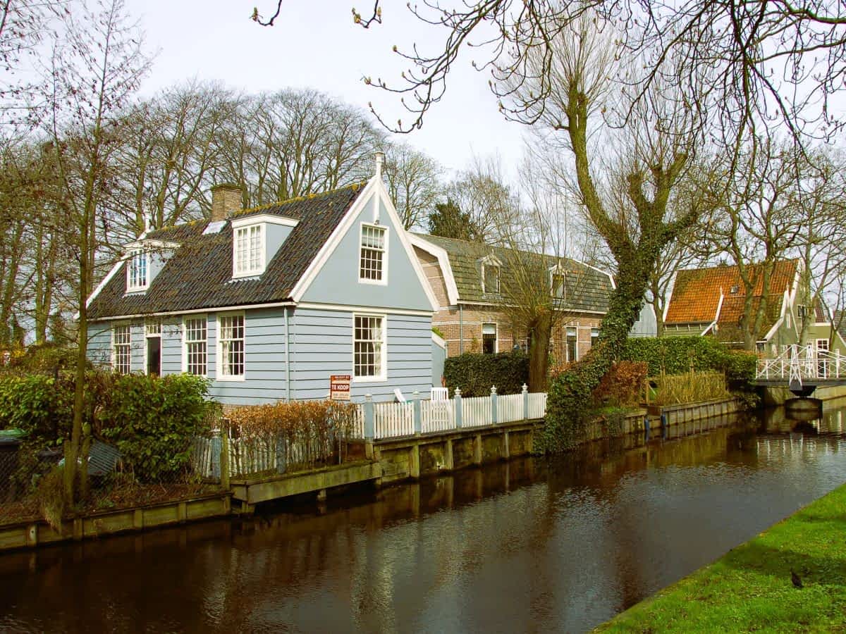 Modernes Einfamilienhaus mit einer auffälligen Fassade aus blauen Mosaiksteinen