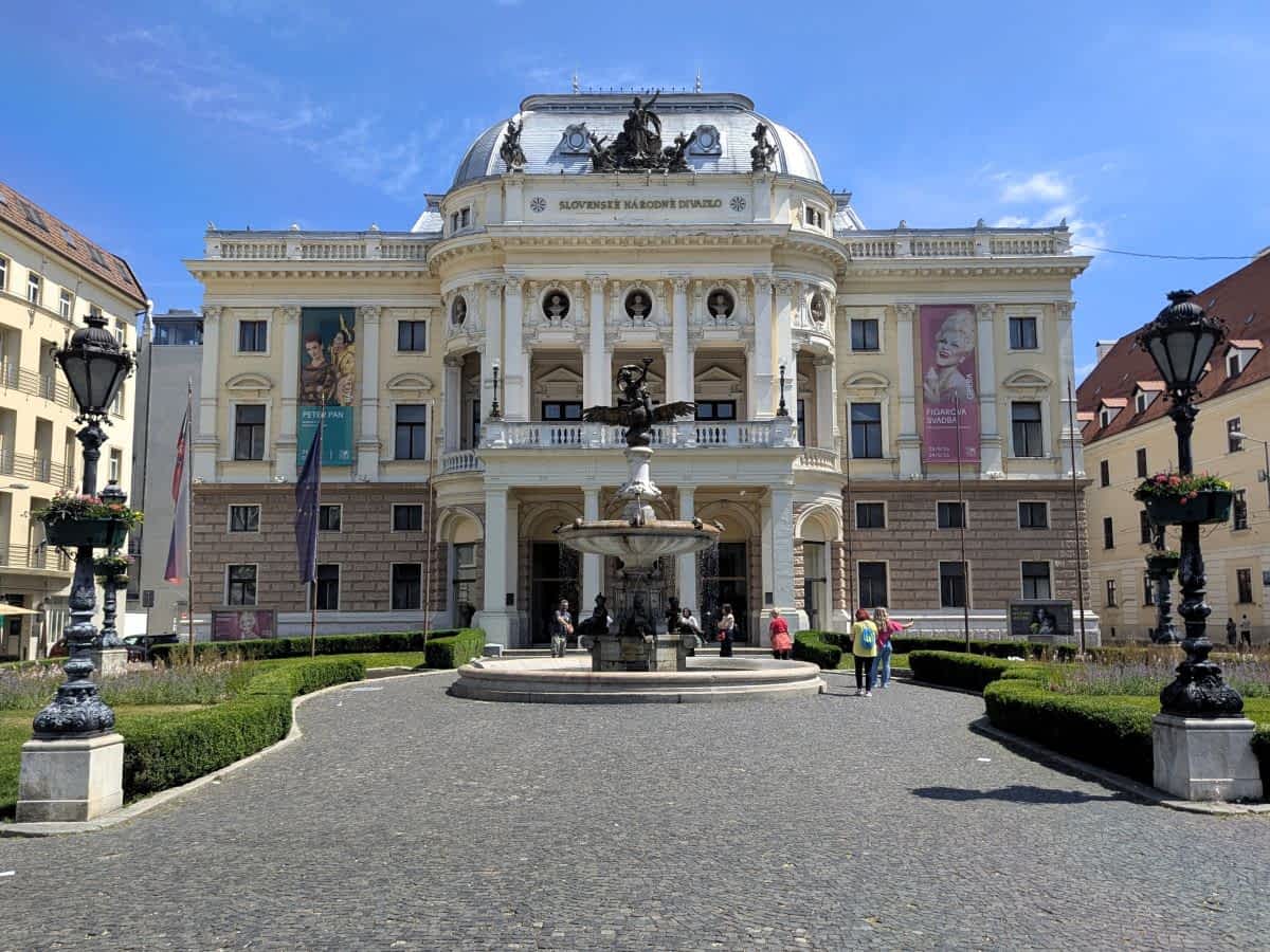 Frontalansicht des historischen, neobarocken Gebäudes des Slowakischen Nationaltheaters in Bratislava