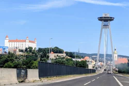 Nur 80 Kilometer von Wien entfernt liegt Bratislava. Wir haben die Stadt besucht und verraten euch, ob sich der Abstecher lohnt <p>  <p><strong>Hier geht´s zu Bratislava-Guide👉</strong>
