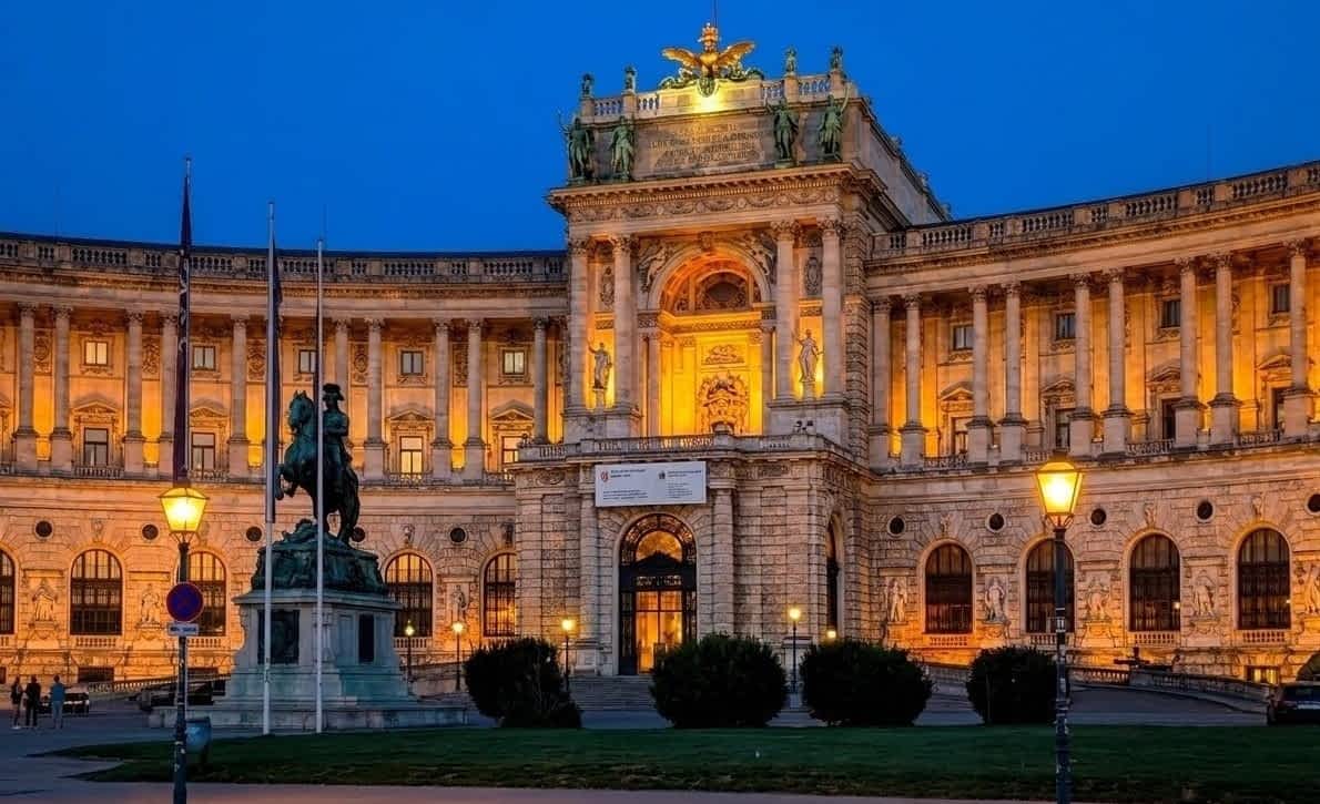 Wiener Hofburg zur blauen Stunde