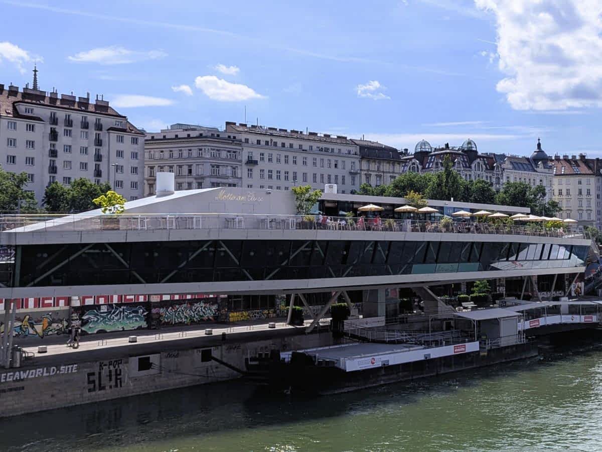 Design Tower und Motto am Fluss am Donaukanal in Wien