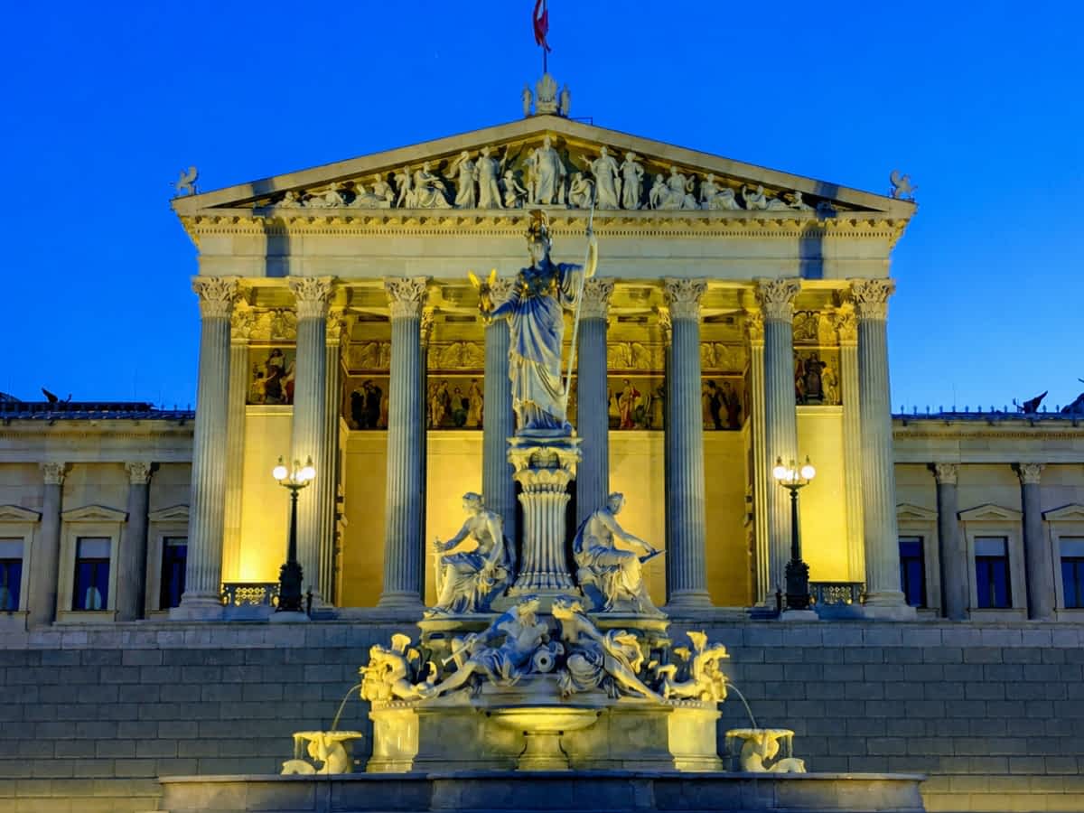 Österreichisches Parlament in Wien mit Brunnen in der blauen Stunde