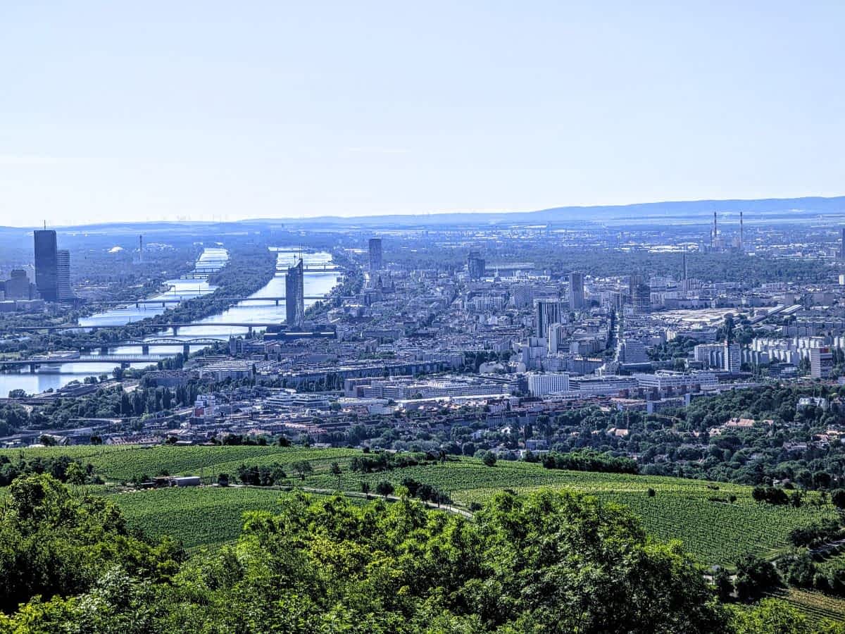 Panoramablick vom Kahlenberg über Wien bis zur Donau
