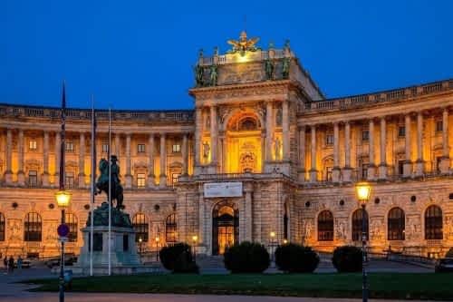 Es gibt Städte, in die es uns mehr als einmal zieht – Wien gehört definitiv dazu. Die Stadt an der Donau strotzt nur so vor prachtvollen Sehenswürdigkeiten. Wir besuchten nicht nur die bekannten Highlights, sondern auch charmante Grätzel, spannende Jugendstilbauten, den Donaukanal und natürlich auch den einen oder anderen Heurigen.<p>  <p><strong>Zum 3-Tage-Wien-Plan👉</strong>