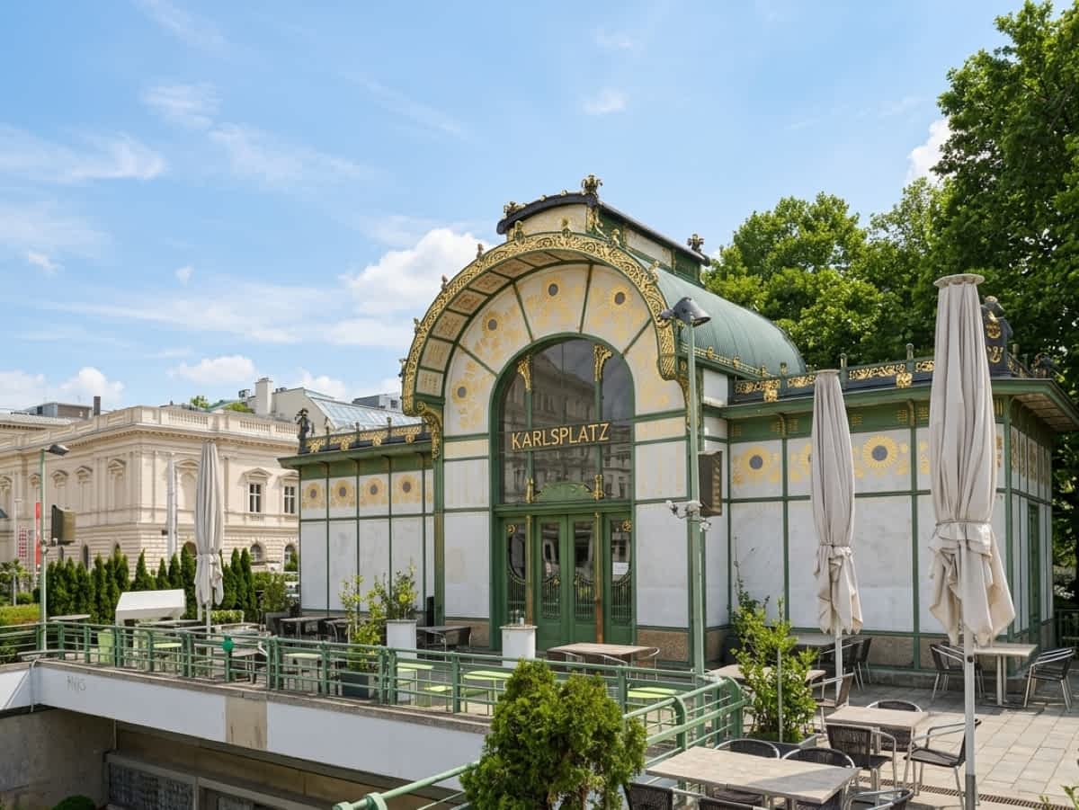 Otto‑Wagner‑Pavillon am Karlsplatz in Wien, eingerüstete Jugendstil‑Fassade