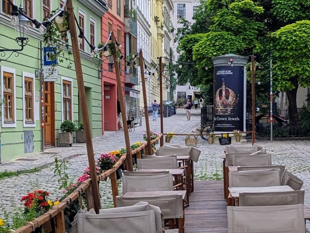 Gasse im Wiener Spittelberg‑Viertel mit historischen Häusern
